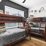 Large Patio, Rooftop Deck And Garage, 3 Miles To Broadway Holiday home Nashville