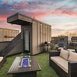 Large Patio, Rooftop Deck And Garage, 3 Miles To Broadway Holiday home