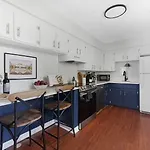 The Blue - 4 Beds And 7 Mins To Broadway! Apartment *