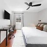 The Blue - 4 Beds And 7 Mins To Broadway! Apartment *