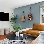 The Blue - 4 Beds And 7 Mins To Broadway!