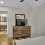Single Story Pet Friendly Home, With Fenced Yard, Fire Pit, 5min To Downtown!! *