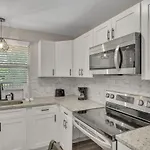 Holiday home Single Story Pet Friendly Home, With Fenced Yard, Fire Pit, 5min To Downtown!! *