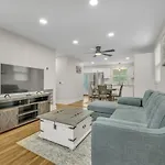 Holiday home Single Story Pet Friendly Home, With Fenced Yard, Fire Pit, 5min To Downtown!! *
