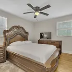 Single Story Pet Friendly Home, With Fenced Yard, Fire Pit, 5min To Downtown!! Holiday home Nashville