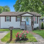 Holiday home Single Story Pet Friendly Home, With Fenced Yard, Fire Pit, 5min To Downtown!!