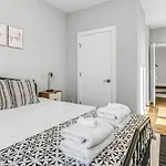 Holiday home East Townhome 5min To Grand Ole Opry! Rooftop Deck, Grill, Tv And Golf *