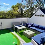 East Townhome 5min To Grand Ole Opry! Rooftop Deck, Grill, Tv And Golf Holiday home Nashville