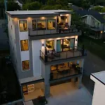 Modern Luxury Hot Tub Mini Golf Elevator Views * Nashville