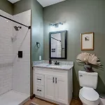 New With 2 Beds 7 Mins To Broadway Apartment