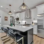 Bass - Private Rooftop - 8 Mins To Broadway Holiday home