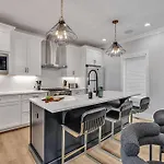 Holiday home Bass - Private Rooftop - 8 Mins To Broadway