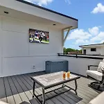 Holiday home Bass - Private Rooftop - 8 Mins To Broadway *