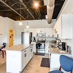 Modern Condo: 5 Mi To Downtown! Holiday home *