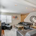 Convenient Nashville Hub With Yard, 3 Mi To Downtown