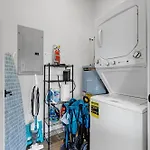 New Sleeps 4 - 7 Mins To Dwtn Apartment