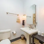 2 Chic Lofts Right On Broadway Strip Sleeps 10 *