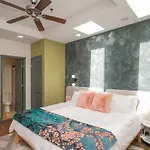 2 Chic Lofts Right On Broadway Strip Sleeps 10 *