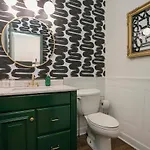 2 Chic Lofts Right On Broadway Strip Sleeps 10 Holiday home
