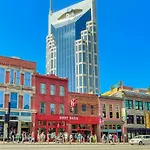 2 Chic Lofts Right On Broadway Strip Sleeps 10 *