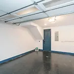 Holiday home Ev Charger King Beds Garage 2 Miles To Dwntn *