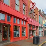 Spacious Penthouse On The Broadway Strip