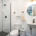 Holiday home Ev Charger King Beds Garage 2 Miles To Dwntn *