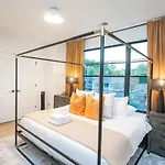 Holiday home Ev Charger King Beds Garage 2 Miles To Dwntn *