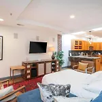 Spacious Penthouse On The Broadway Strip
