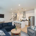 1 5 Miles To Broadway Rooftop Deck W Views Holiday home Nashville