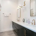 Holiday home 1 Mile To Downtown 4br 4ba W Rooftop Deck