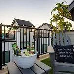 Holiday home 1 Mile To Downtown 4br 4ba W Rooftop Deck *