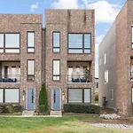 2 5 Miles To Dwntn Rec Room Geodis Right Behind