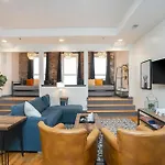 Loft Literally On Broadway Live Music & Bars Apartment *