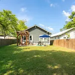 July Discount! Cottage Close To Downtown, Yard