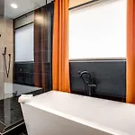 Stylish New Gulch Rooftop Deck W Views Holiday home