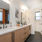Stylish New Gulch Rooftop Deck W Views Holiday home *