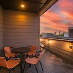 Stylish New Gulch Rooftop Deck W Views Holiday home