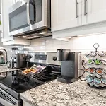 New Condo In Nashville, Pool Gym Rooftop & Laundry 5 Min From Broadway