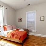 New Cottage 1 Mile To Downtown Hot Tub Free Park