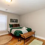 New Cottage 1 Mile To Downtown Hot Tub Free Park