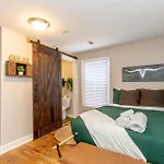 New Cottage 1 Mile To Downtown Hot Tub Free Park