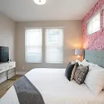 2 Miles To Broadway W Rooftop Deck Grill & Garage