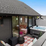 Music Row Hot Tub & Views