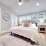 Holiday home Sojourners Haven - 2 Mi To Downtown & Broadway *