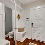 Holiday home Unforgettable Townhome-close To Broadway-10 Beds!
