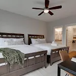 Holiday home Unforgettable Townhome-close To Broadway-10 Beds!