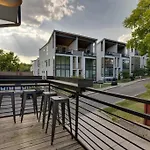 Sleek Townhome Near Broadway!