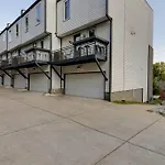 Sleek Townhome Near Broadway!