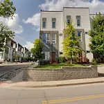 Sleek Townhome Near Broadway!